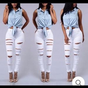 NWT Women’s distressed white jeans NWT Size Small